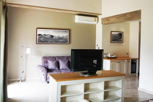 Μια τηλεόραση ή/και κέντρο ψυχαγωγίας στο Mela Garden Retreat Cottage