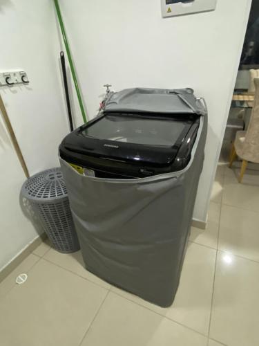 a black trash can sitting in a room at Apartamento Amoblado de Lujo en Cucuta in Cúcuta