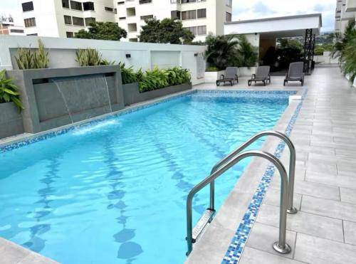a large swimming pool in a building at Apartamento Amoblado de Lujo en Cucuta in Cúcuta