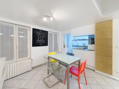 une cuisine et une salle à manger avec une table et des chaises dans l'établissement Appartement confortable Centre ville, à Metz