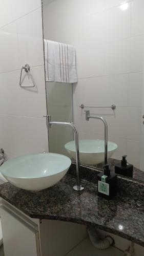 un bagno con lavandino bianco su un bancone di Apart 2 qdras da Praia do Recreio a Rio de Janeiro