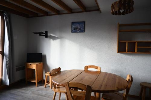 une salle à manger avec une table et des chaises en bois dans l'établissement Résidence Petite Ourse A - Appartement 2 pièces 7 personnes à Vallandry proche des pistes MAE-2012, à Peisey-Nancroix