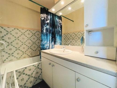 une salle de bain avec un lavabo et une douche dans l'établissement Gréoux-les-bains Studio fonctionnel proche thermes, à Gréoux-les-Bains