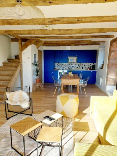 Grange rénovée avec vue dans village paisible