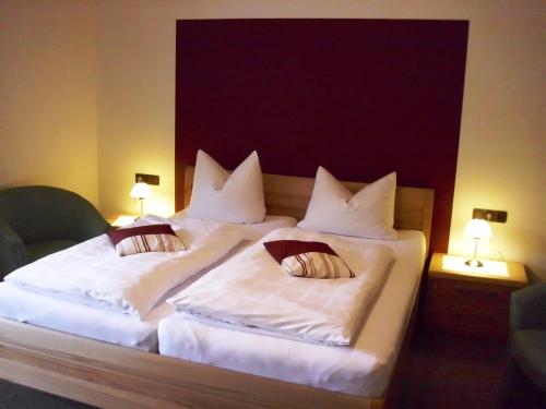 ein Schlafzimmer mit zwei Betten mit weißen Laken und Kissen in der Unterkunft Apartment in Oberkirchen near Winterberg Skiing in Schmallenberg