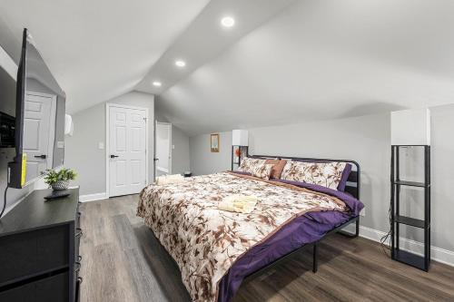a bedroom with a large bed and a television at Atlanta Modern Escape Prime Location & Spacious Living sleeps 14 in Atlanta