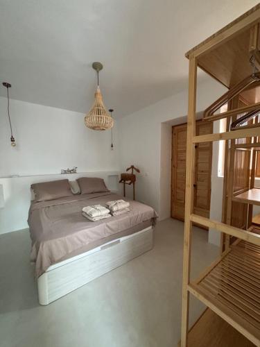 Schlafzimmer mit einem Bett und einer Holzleiter in der Unterkunft Casa Alcalá 19 in Alcalá