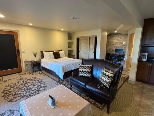 Postel nebo postele na pokoji v ubytování Guesthouse in Coastal Del Mar, California