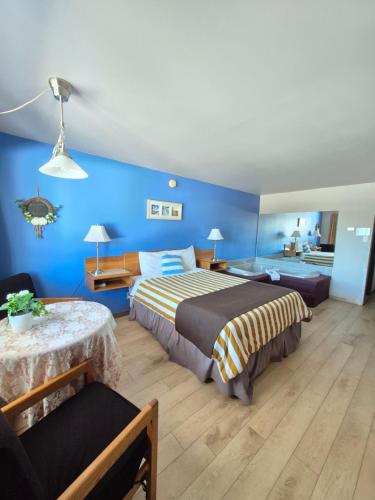 Postel nebo postele na pokoji v ubytování Motel Le Radisson de Val-David