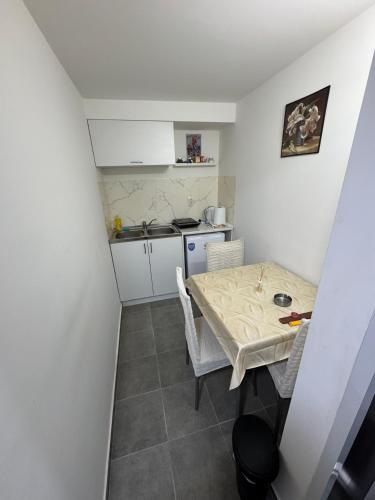 Lucky Apartmentsにあるキッチンまたは簡易キッチン