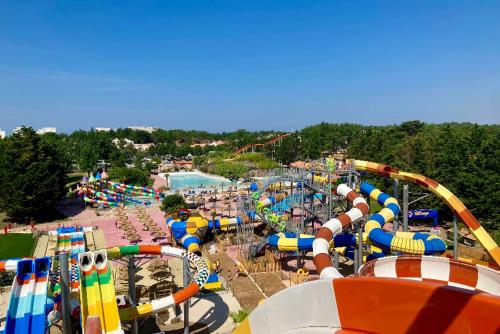 un parc aquatique avec de nombreux toboggans aquatiques dans l'établissement Charmant studio avec loggia vue mer, à Saint-Hilaire-de-Riez
