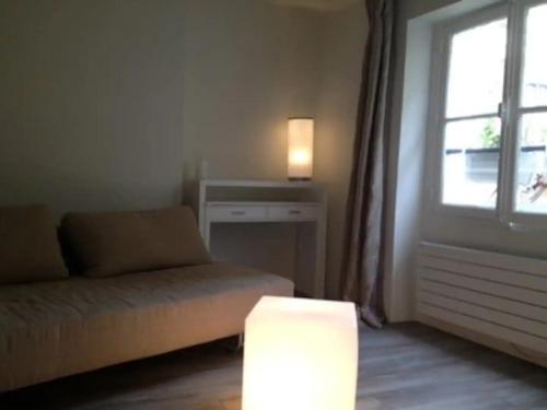 un salon avec un canapé et une fenêtre dans l'établissement Studio en plein cœur de Paris, à Paris