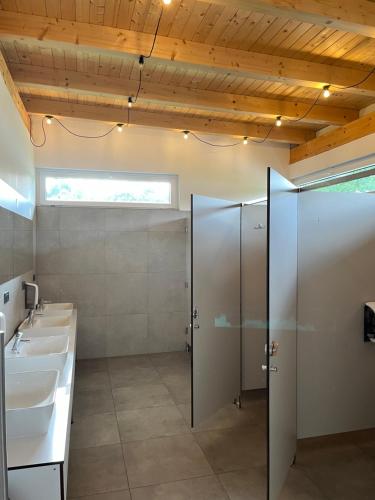 Ένα μπάνιο στο Mobile home T&N - Camp Velenje