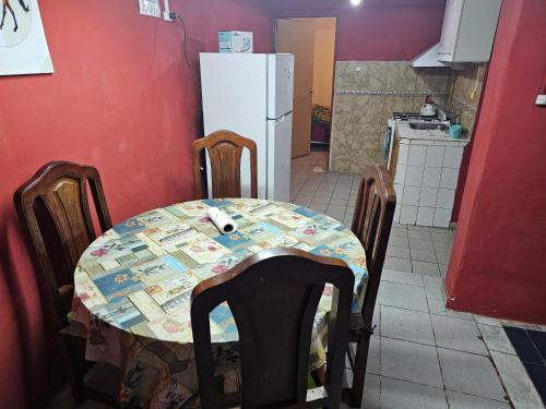 una cucina con tavolo e frigorifero di LaNona a Río Gallegos