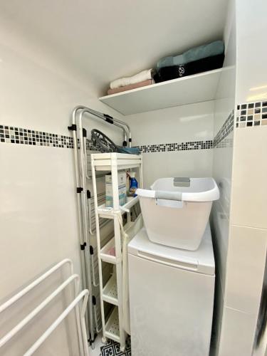 Elle comprend une petite salle de bains pourvue de toilettes et d'une étagère. dans l'établissement Sejour paisible au Thor, au Thor