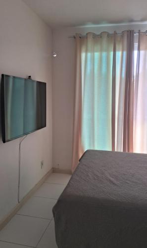 Televisyen dan/atau pusat hiburan di Quarto Casal com suíte