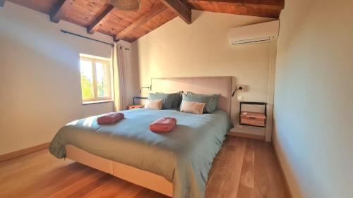 - une chambre avec un lit et 2 serviettes rouges dans l'établissement 