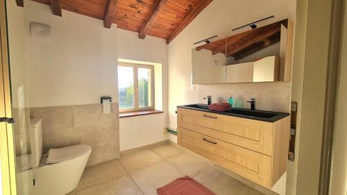 une salle de bain avec toilettes et lavabo dans l'établissement 