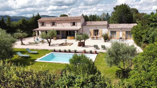 une vue extérieure d'une maison avec piscine dans l'établissement 