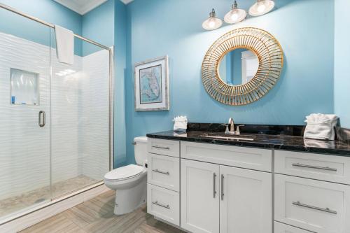 パナマ・シティ・ビーチにあるBreezin at 19406 FBRのバスルーム(トイレ、シャワー、鏡付)