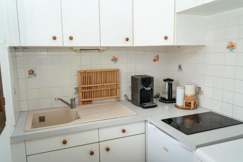 Il comprend une cuisine équipée d'un évier et d'une cafetière. dans l'établissement Le Cocon Du Lac, à Annecy