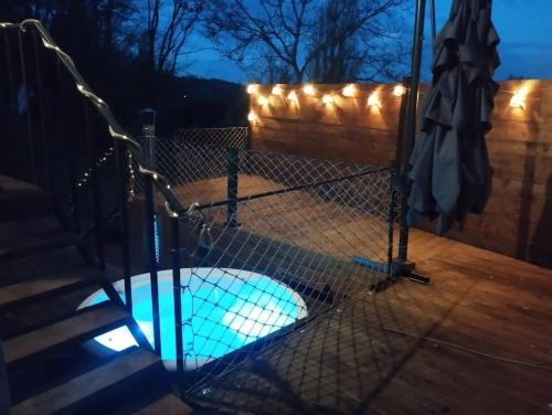 Der Swimmingpool an oder in der Nähe von Maison bien-être avec bain nordique et sauna