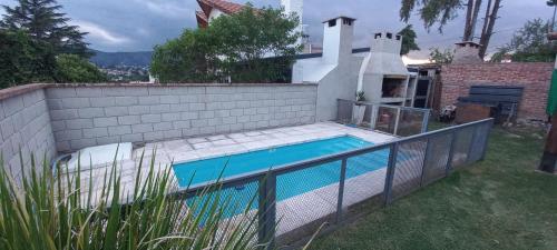 ein Swimmingpool im Hinterhof eines Hauses in der Unterkunft Casa Amsterdam in Villa Carlos Paz