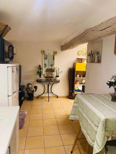 une cuisine avec une table et un réfrigérateur dans l'établissement La Casa dei Colori, à Cannes