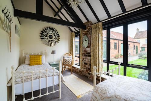 Postel nebo postele na pokoji v ubytování Hill House Farm Cottages