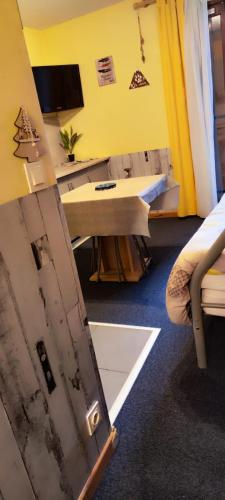 une chambre avec un bureau et une chambre avec une porte dans l'établissement Charmant studio tout équipé Auron 4-5p, à Saint-Étienne-de-Tinée