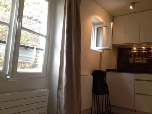 Кухня или мини-кухня в Studio en plein cœur de Paris
