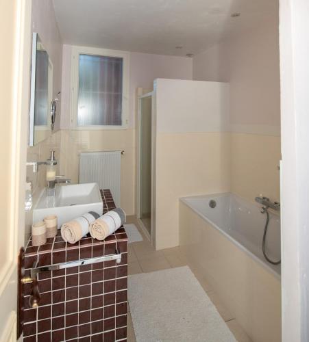 une salle de bain avec une baignoire et un lavabo et une baignoire dans l'établissement Villa SurPlace, à Carcès