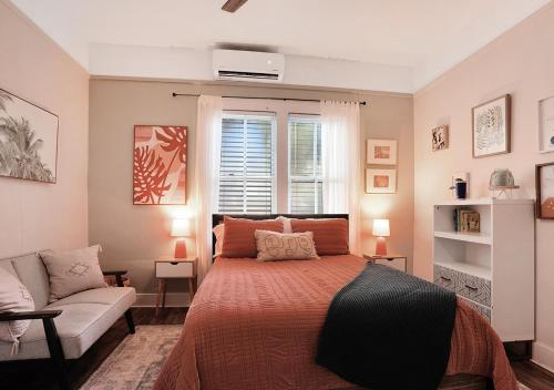 Un pat sau paturi într-o cameră la Springs Cottage