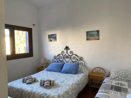 Postel nebo postele na pokoji v ubytování La Huida Chalet con piscina junto al mar