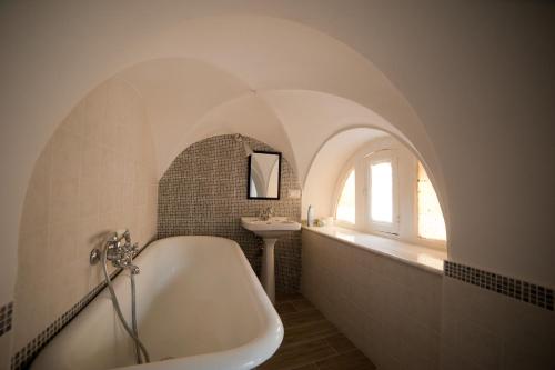 La salle de bains est pourvue d'une baignoire blanche et d'un lavabo. dans l'établissement B&B Terrazza Flora, à Campobasso