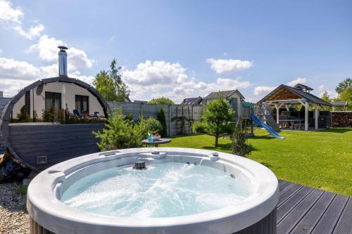 Bazén v ubytování Przystań Baltic - Holiday Luxury House Sauna & Jacuzzi nebo v jeho okolí