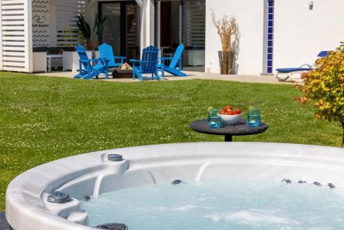 Bazén v ubytování Przystań Baltic - Holiday Luxury House Sauna & Jacuzzi nebo v jeho okolí