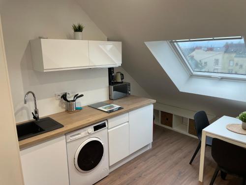 une cuisine avec un évier et une machine à laver dans l'établissement Studio 401 - Hyper Centre - Intégralement rénové - Toutes commodités à pied, à Saint-Nazaire