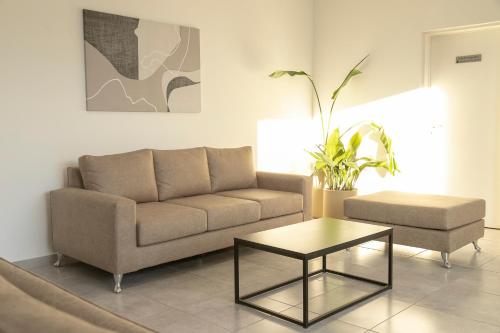 Χώρος καθιστικού στο Apart Hotel & Resto Ribera del Baradero