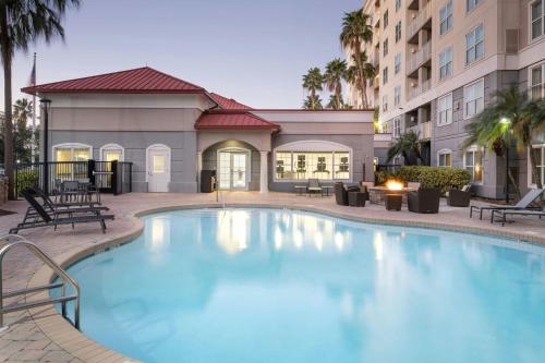 a large swimming pool with chairs and a building at Residence Inn Tampa Westshore Airport in Tampa