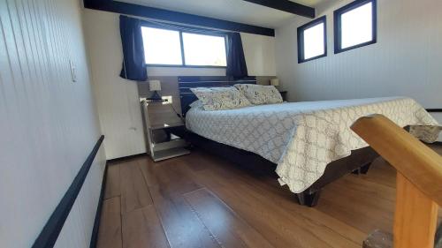 a bedroom with a bed and a window at Loft a pasos del centro con estacionamiento in Los Ángeles
