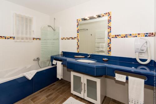 A bathroom at Les chambres du Restaurant le Castellaras - Teritoria