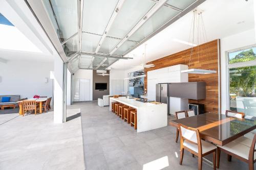 Oceanside 3 Bedroom Luxury Villa with Private Pool, 500ft from Long Bay Beach -V5 photo 3