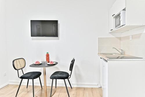 Charming little studio close to Paris- III