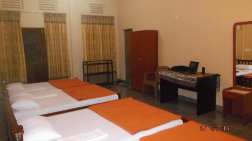 Postel nebo postele na pokoji v ubytování Anura Guest Inn