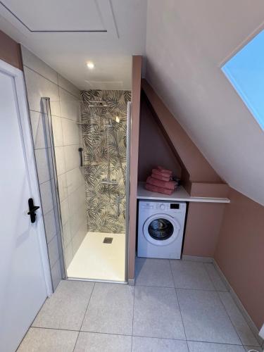 - une buanderie avec un lave-linge et un sèche-linge dans l'établissement Appartement Moderne et Cosy à Grand Bourgtheroulde Proche de la Côte Normande, à Thuit-Hébert