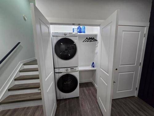 Gambar di galeri bagi Deluxe Suite-2 Bedrooms with Full Kitchen di Edmonton