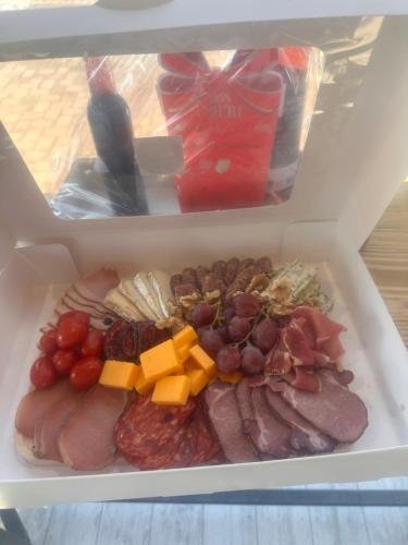 een koelkast gevuld met vlees, kaas en druiven bij Luxury Bucovina in Gura Humorului