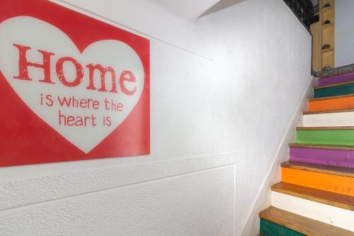 a heart sign on a wall next to some stairs at Guet House Vila tejo in Vila Franca de Xira