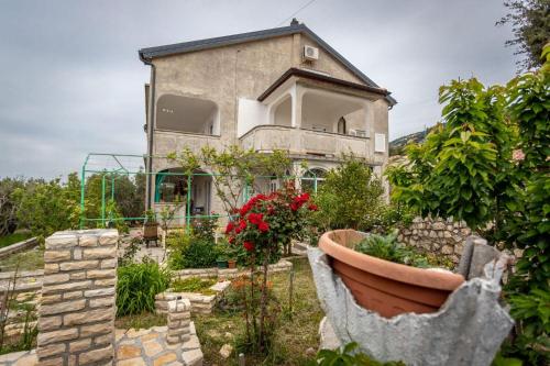 En have udenfor Apartments Nada